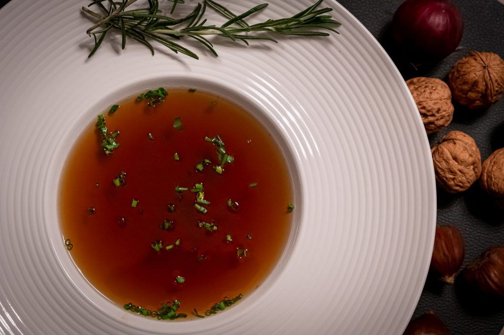 Suppe in weißem Teller