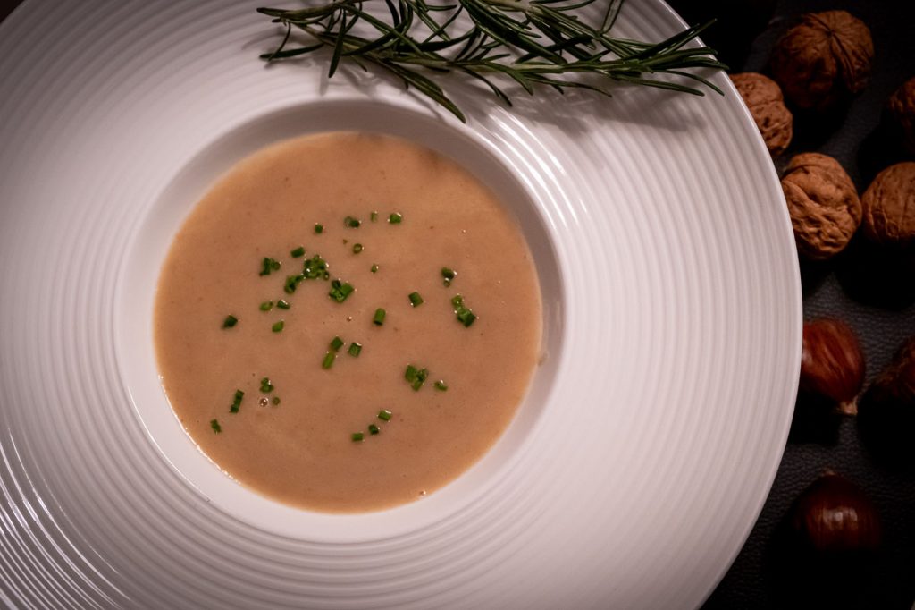 Suppe in weißem Teller