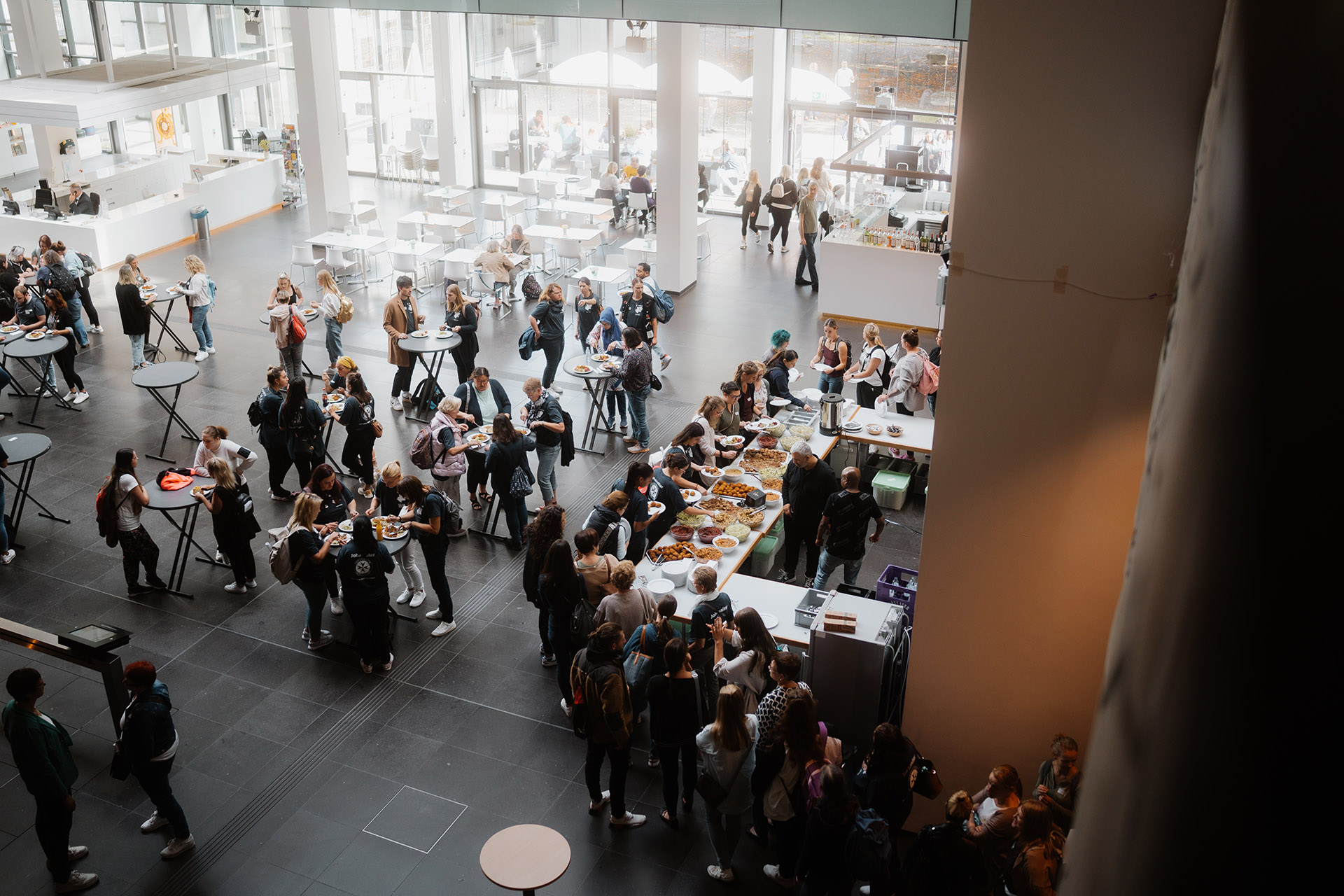 Viele Leute beim Catering Event im Museum