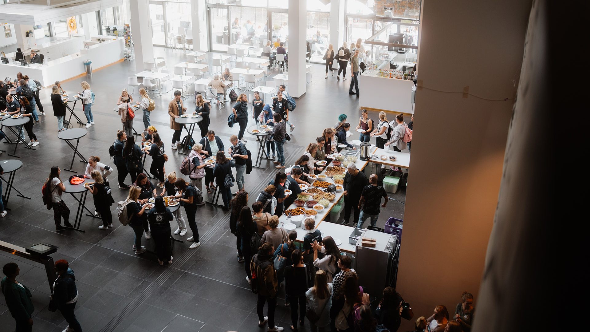 Viele Leute beim Catering Event im Museum