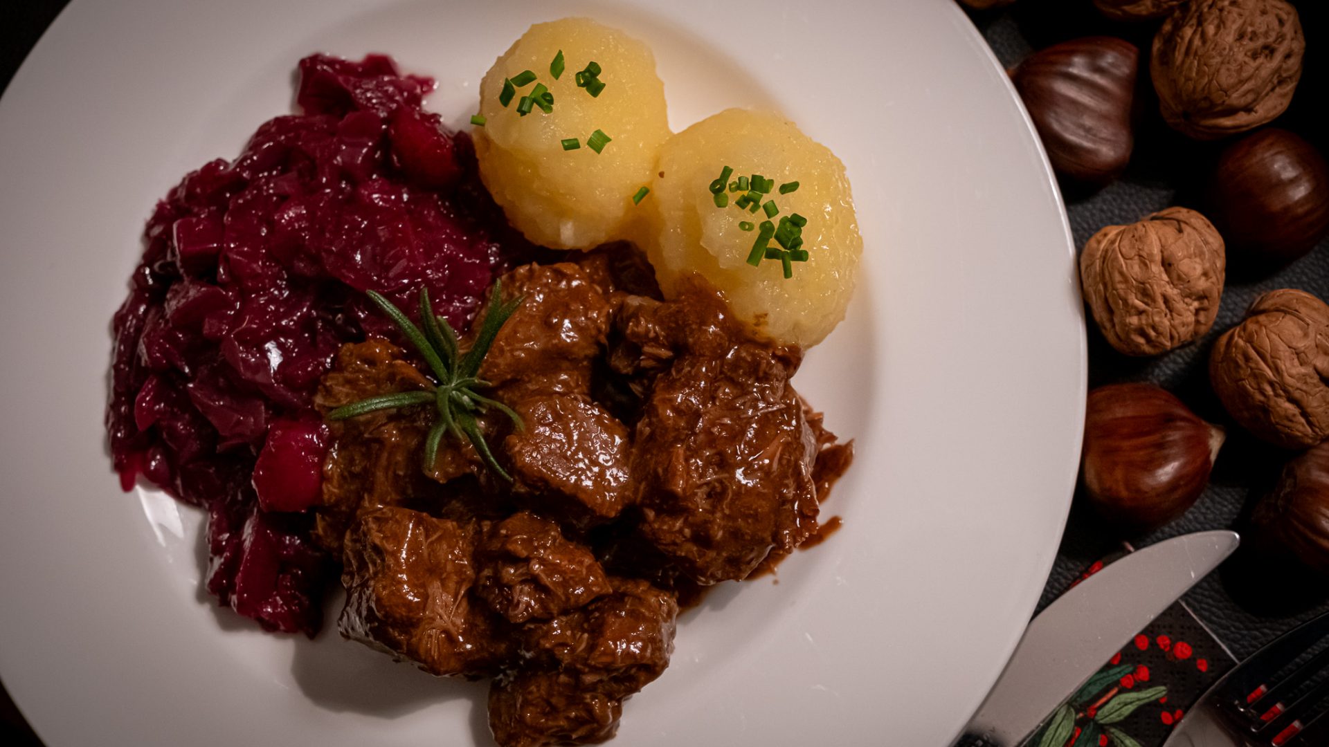 Hirsch Gulasch mit Klösen